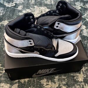 Nike Men's Metallic Silver and Black Sneakers